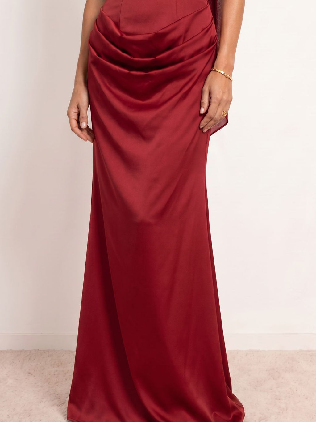 Vestido satinado drapeado escote corazón