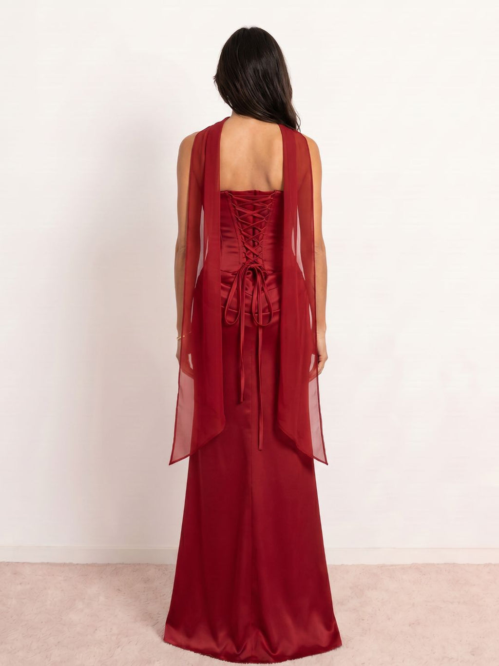 Vestido satinado drapeado escote corazón