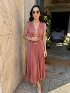 Vestido midi plisado con escote en V